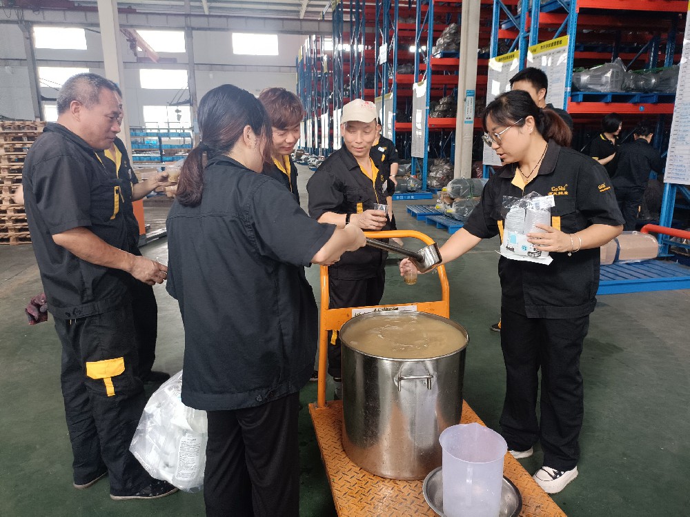 防暑降溫綠豆湯 關(guān)愛(ài)員工送清涼